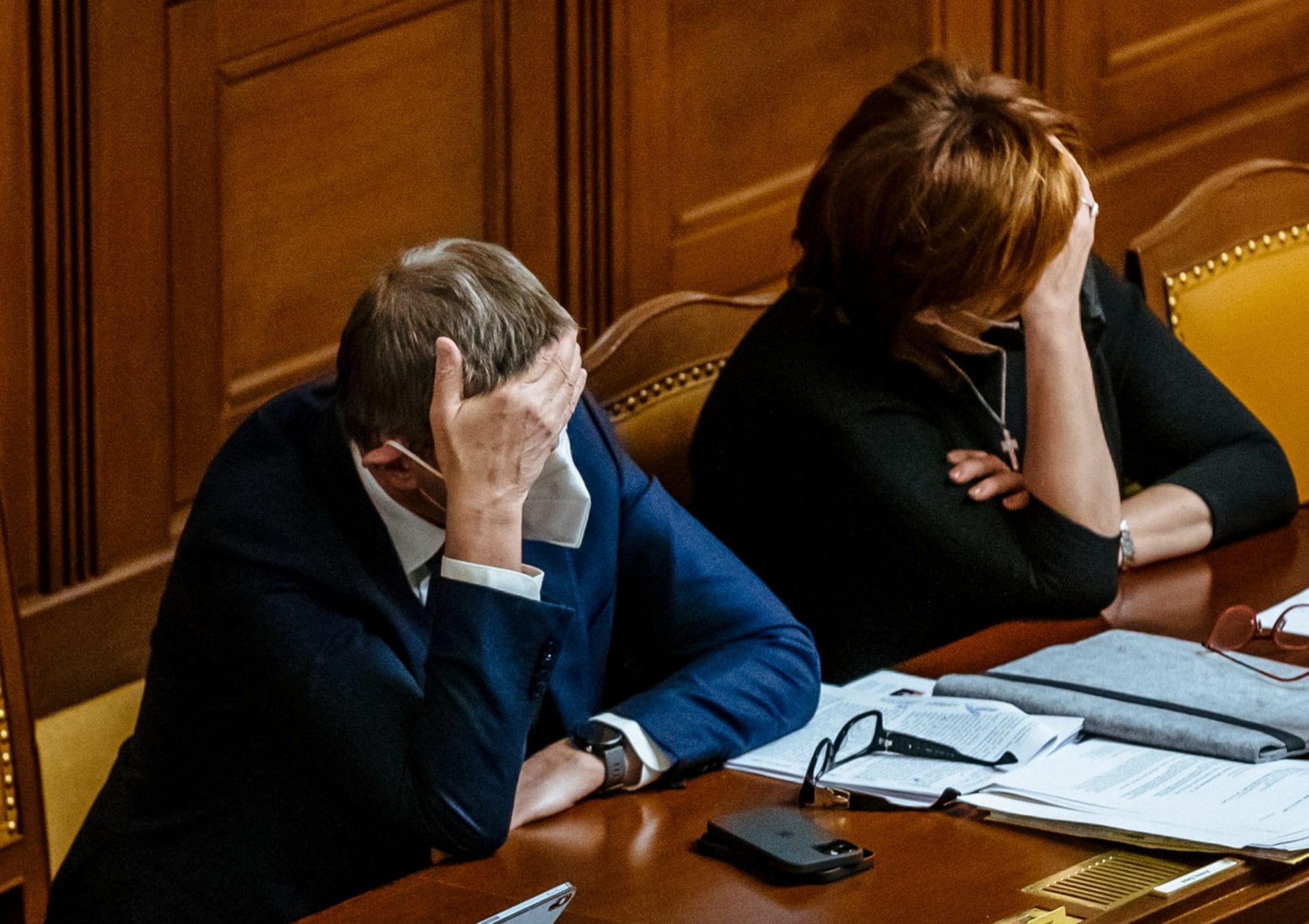 Vláda občas překvapí sama sebe. Na fotografii premiér Andrej Babiš (ANO) a šéfka státní kasy Alena Schillerová (za ANO) ve Sněmovně.