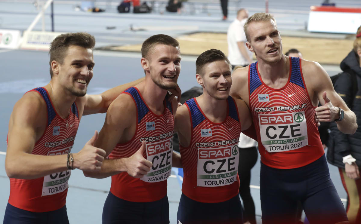 Češi brali na halovém mistrovství Evropy skvělé druhé místo ve štafetě na 4x400 metrů. Na fotografii jsou zleva Vít Müller, Michal Desenský, Pavel Maslák a Patrik Šorm.