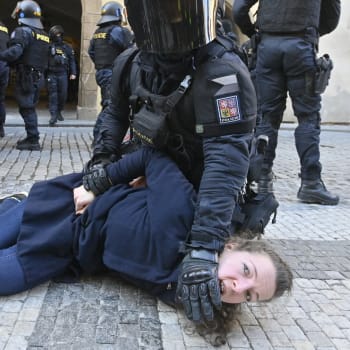 Policista zasahuje proti demonstrantce v Praze