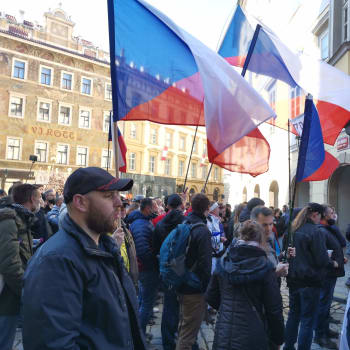 V neděli v Praze proběhly dvě demonstrace. Obě po pár minutách ukončila policie.