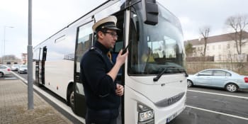 Policisté otočili autobusy mířící na demonstrace v Praze. Nemohly projet