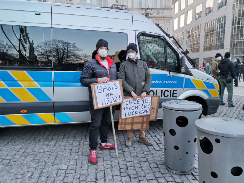 V neděli v Praze proběhly dvě demonstrace. Obě po pár minutách ukončila policie. 