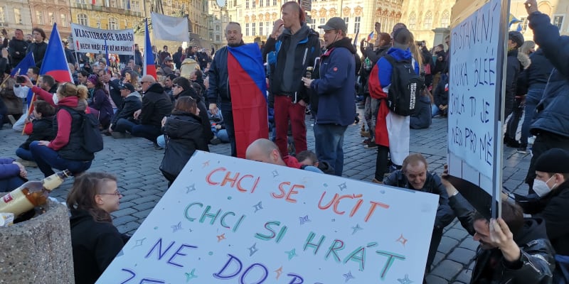 V neděli v Praze proběhly dvě demonstrace. Obě po pár minutách ukončila policie