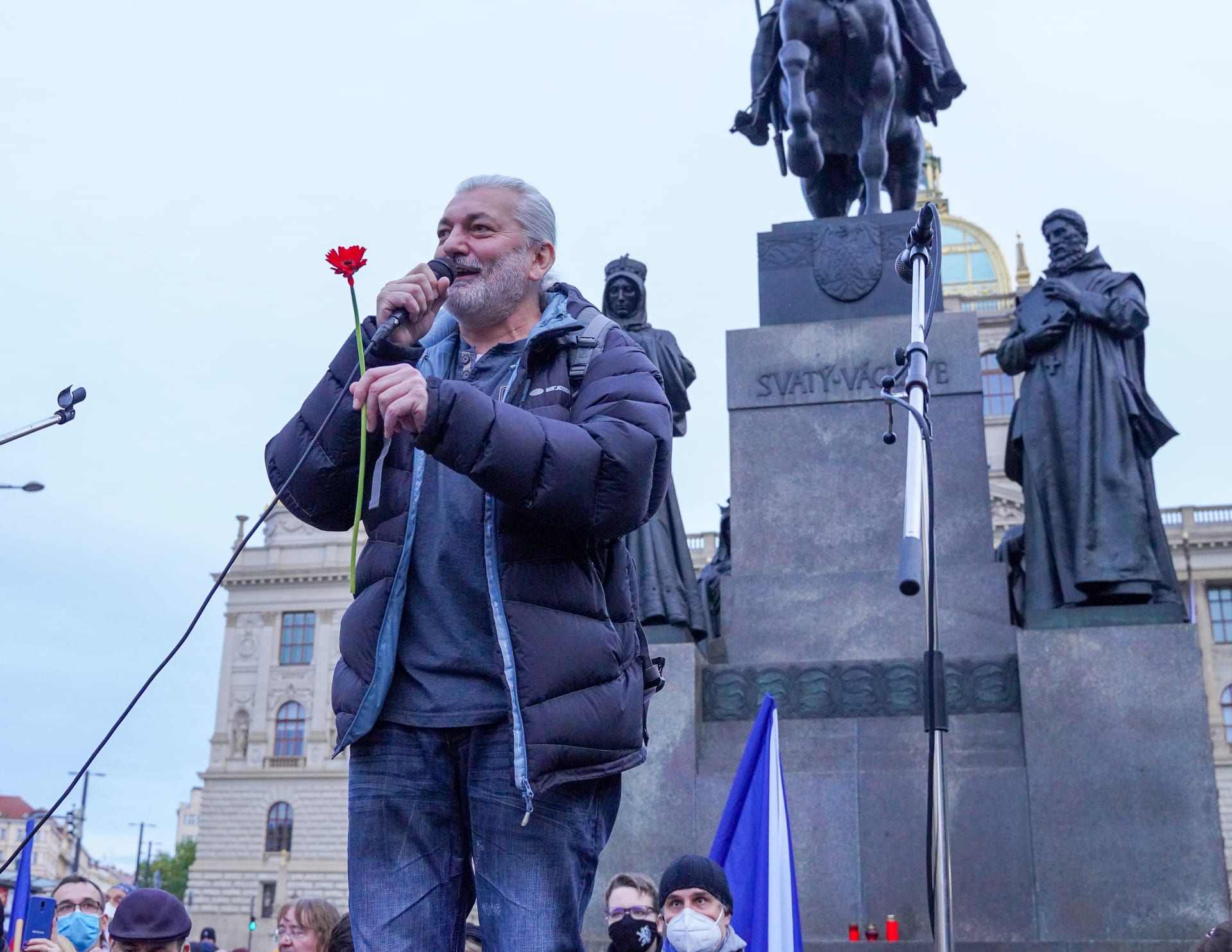 Zpěvák Daniel Hůlka měl zazpívat hymnu na nedělní demonstraci iniciativy Chcípl PES na Staroměstském náměstí. 