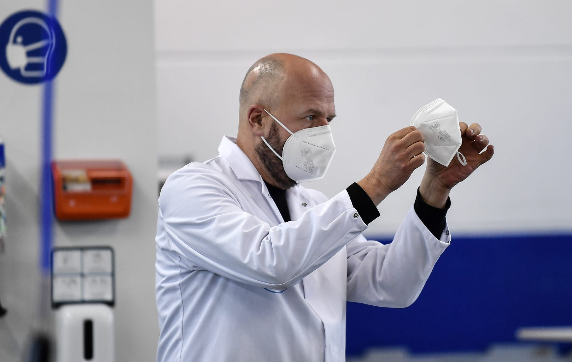 Christian Vorbau ze společnosti Sentias kontroluje respirátor FFP2 při výrobě v německém Wuppertalu.