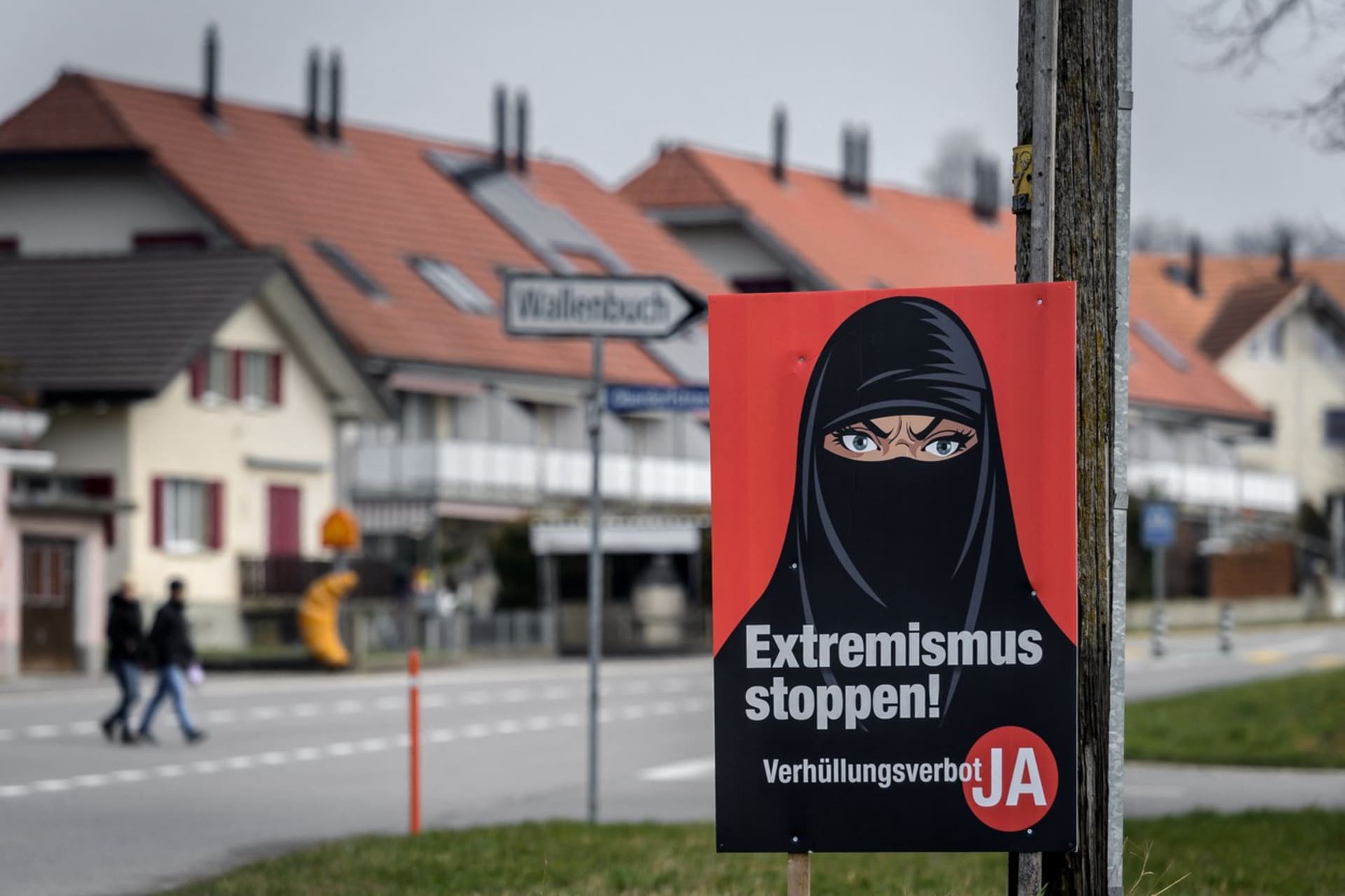 Švýcaři těsně schválili zákaz zahalování obličeje na veřejnosti. 