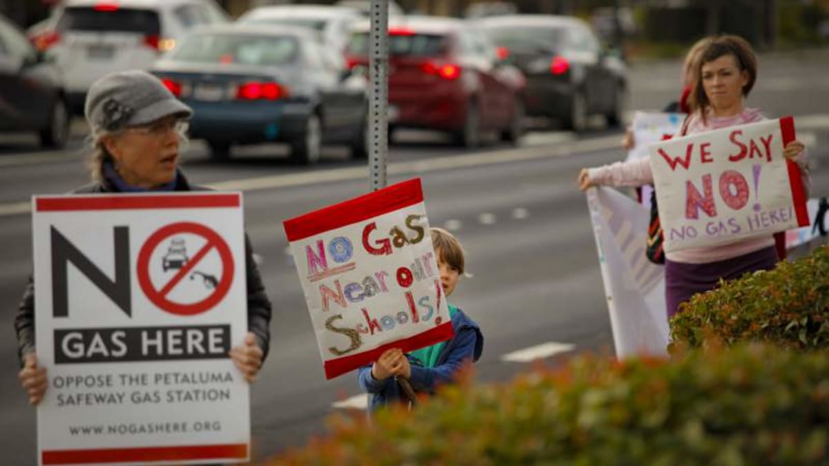 Tady benzin ani naftu neseženete, hlásá transparent u vjezdu do kalifornského města Petaluma. Jak vidno, místní občanky se s obecní politikou plně ztotožňují.