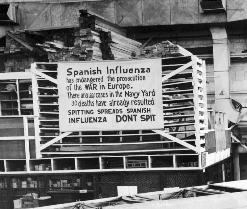 Nápisy během pandemie španělské chřipky upozorňovaly třeba i na to, že kvůli možnému přenosu choroby je přísně zakázáno plivat.