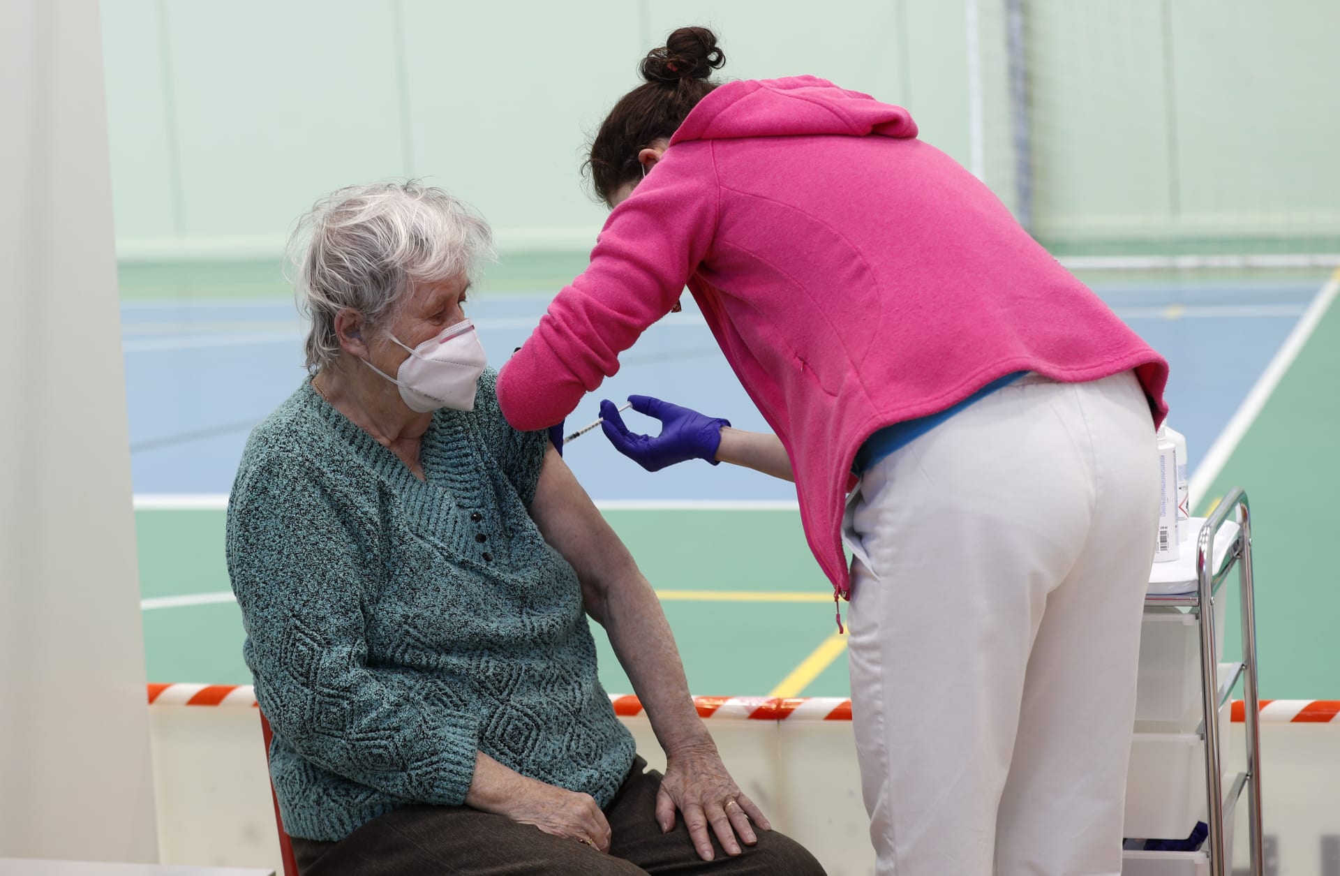Očkování seniorů v pražské sportovní hale Říčany