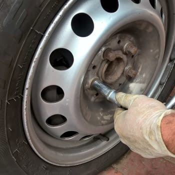 Mezi letními a zimními pneumatikami existují tři podstatné rozdíly: struktura, složení gumy a dezén běhounu.