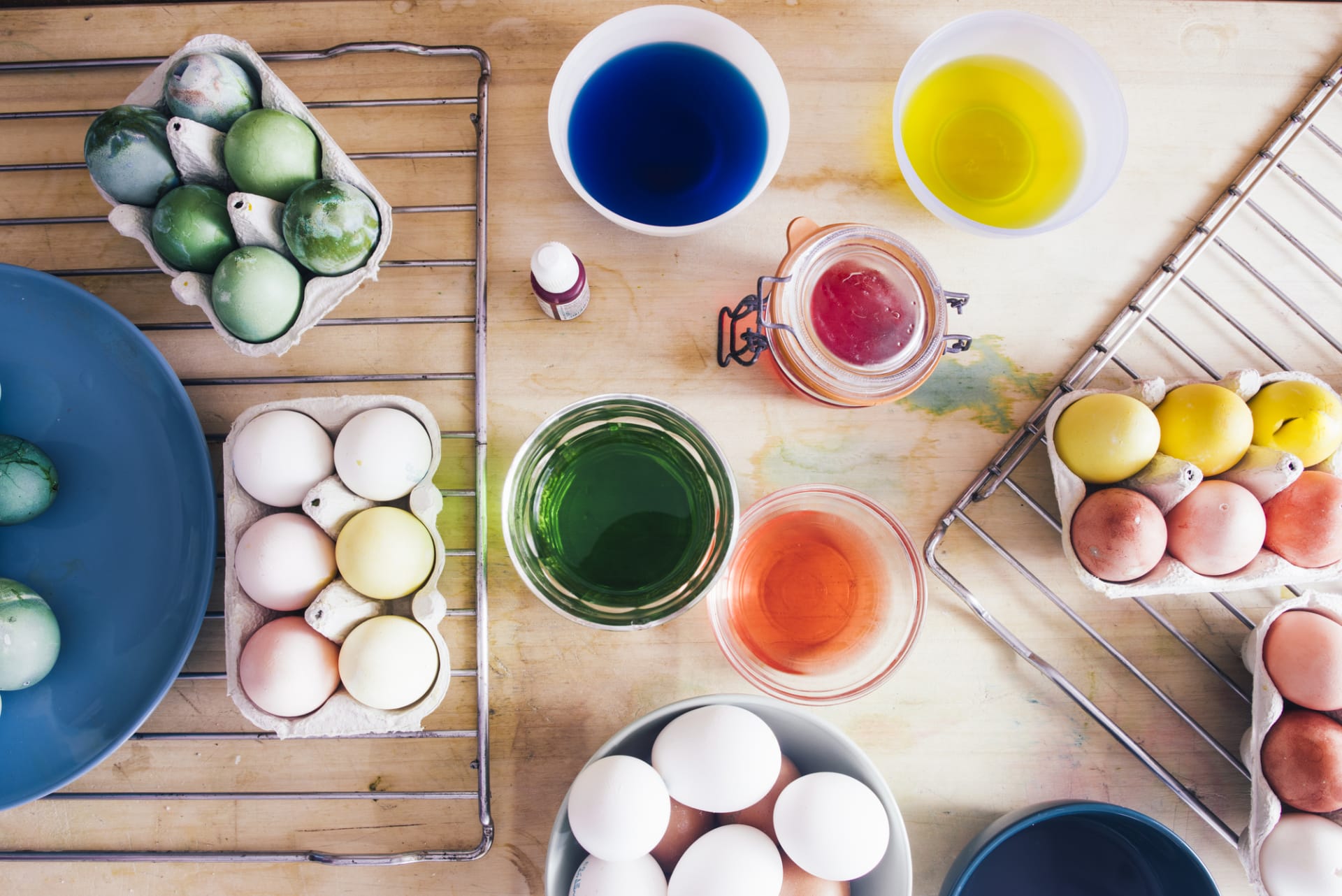 K velikonočním přípravám patří bezesporu barvení vajíček.