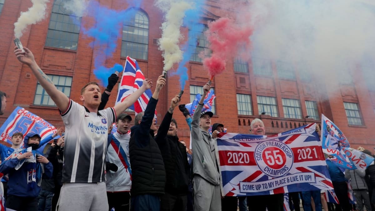 Klub Rangers FC získal o víkendu první ligový titul po deseti letech. Fanoušci ho navzdory pandemii slavili velkolepě.