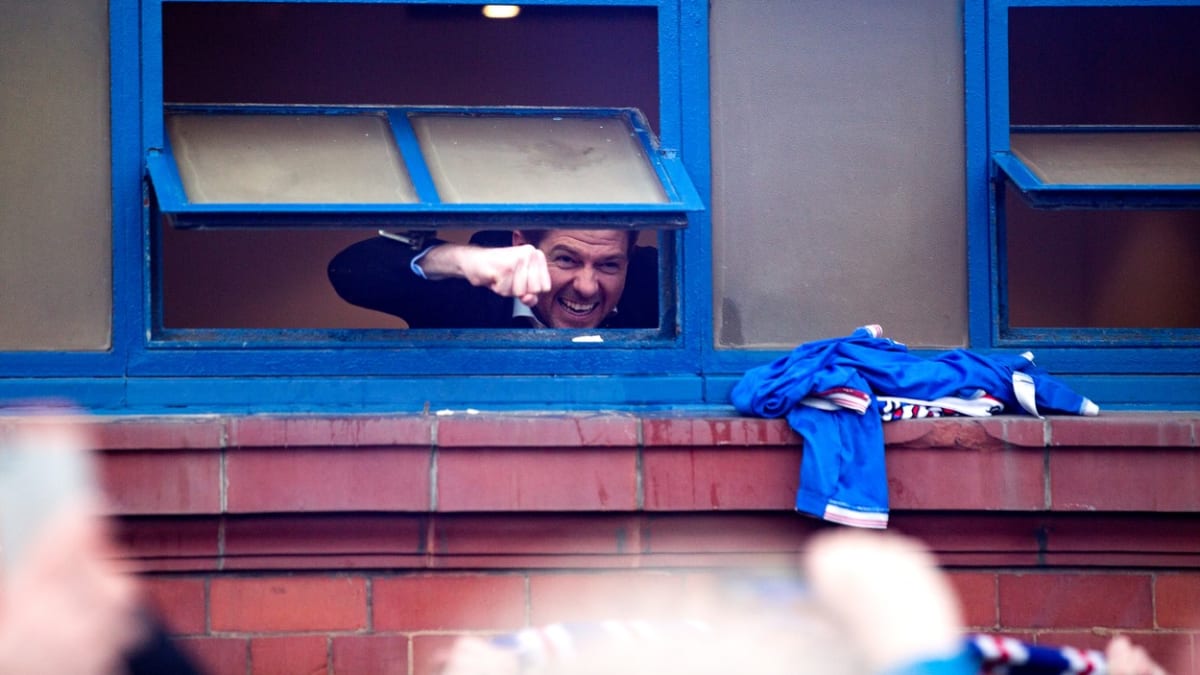 Takto se trenér Rangers FC Steven Gerrard radoval s fanoušky ze zisku prvního titulu po 10 letech. 