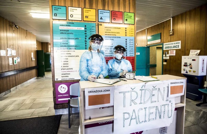 Pětadvacetiletá medička Kateřina Koudelková působila na podzim na covidovém oddělení, poté se přesunula na centrální příjem pražské Fakultní nemocnice Královské Vinohrady.