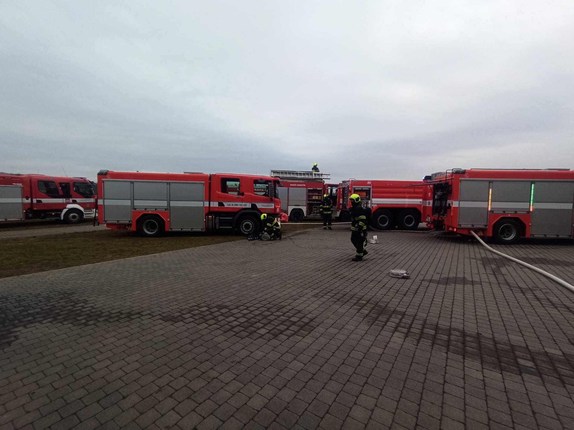 Na letiště v Praze 12 vyrazilo pět profesionálních a sedm dobrovolných jednotek hasičů. 