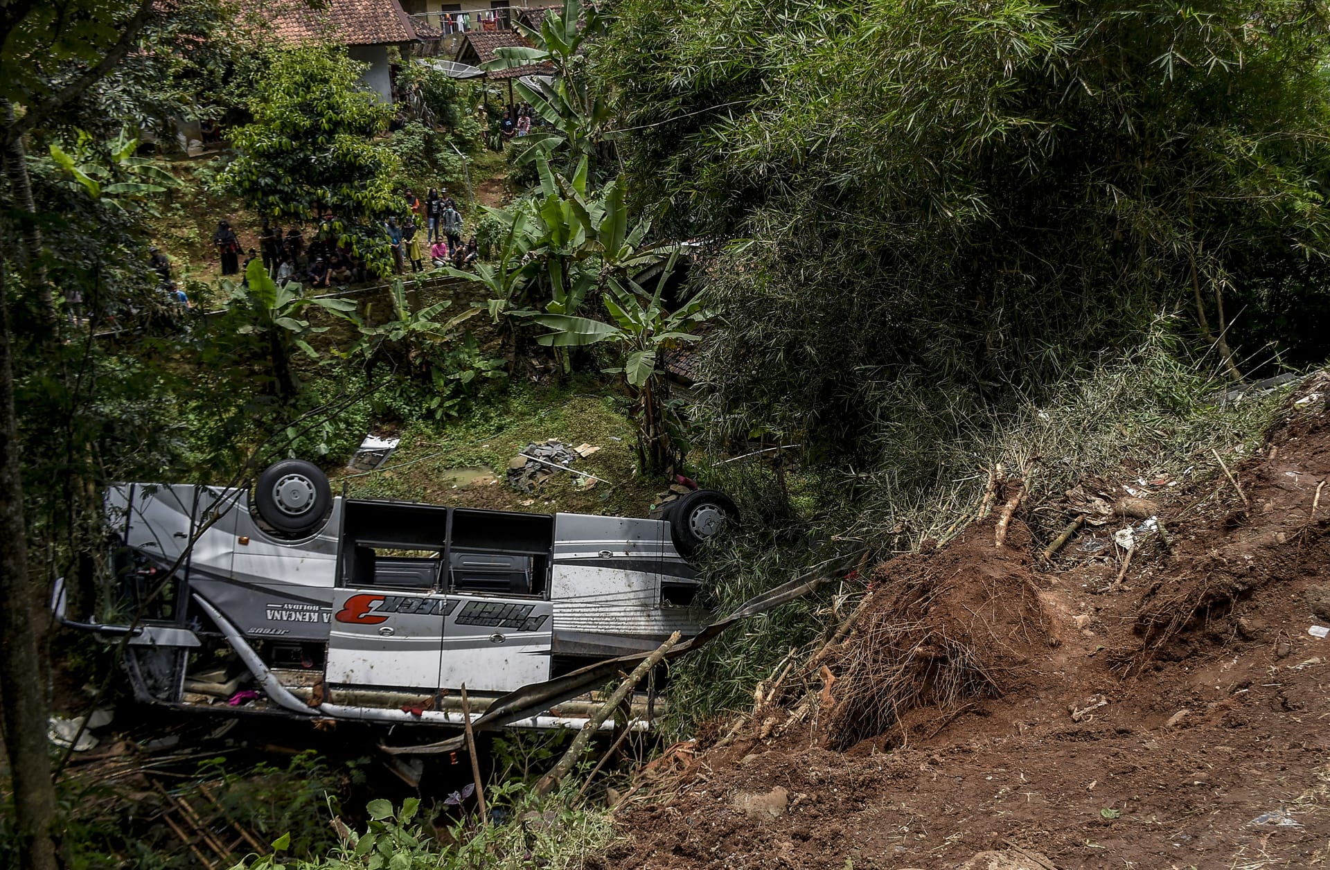 Při havárii autobusu na indonéském ostrově Jáva zemřelo nejméně 27 lidí.