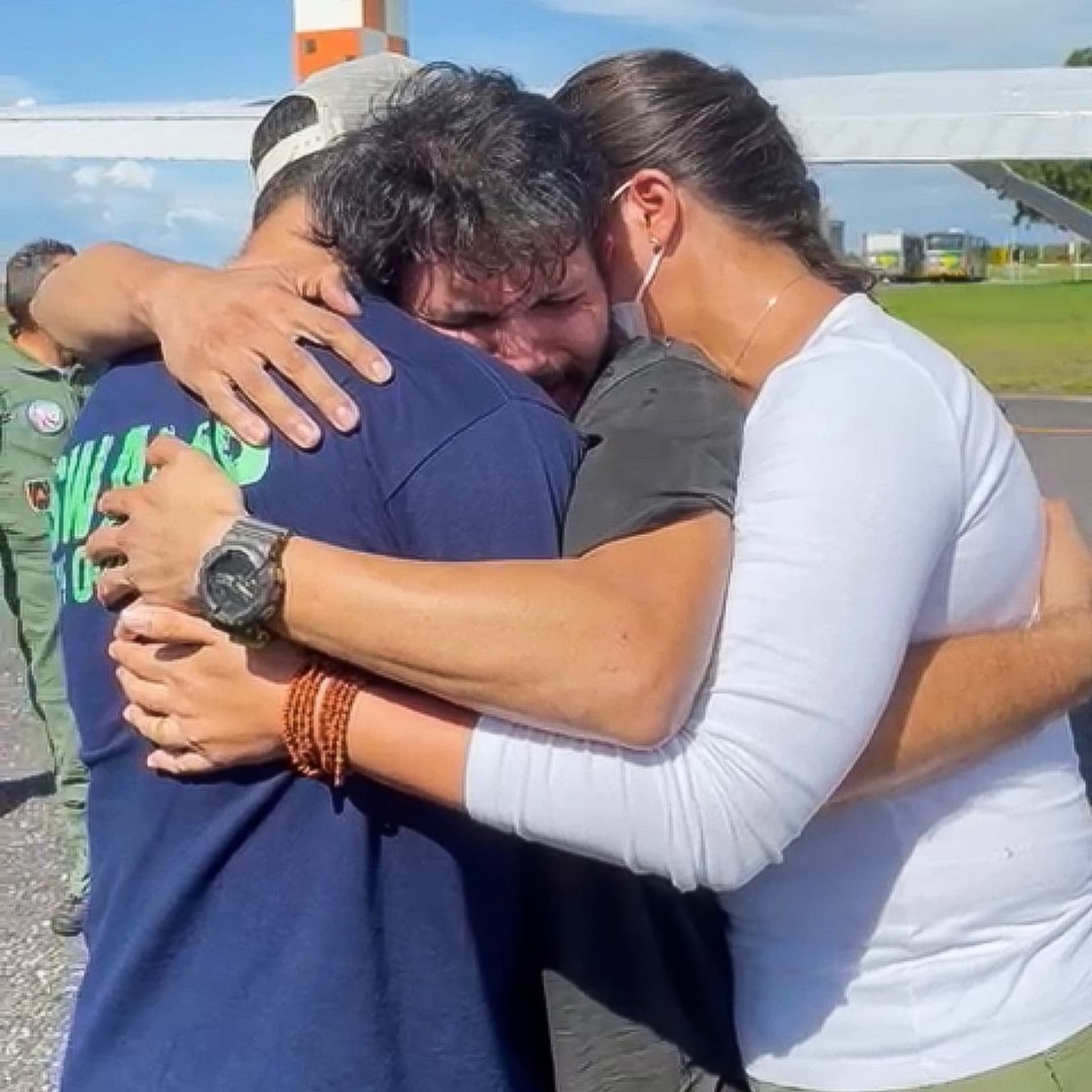 Zachráněný pilot Antonio Sena se vítá se svoji rodinou (zdroj: CNN Prima NEWS/Antonio Sena)