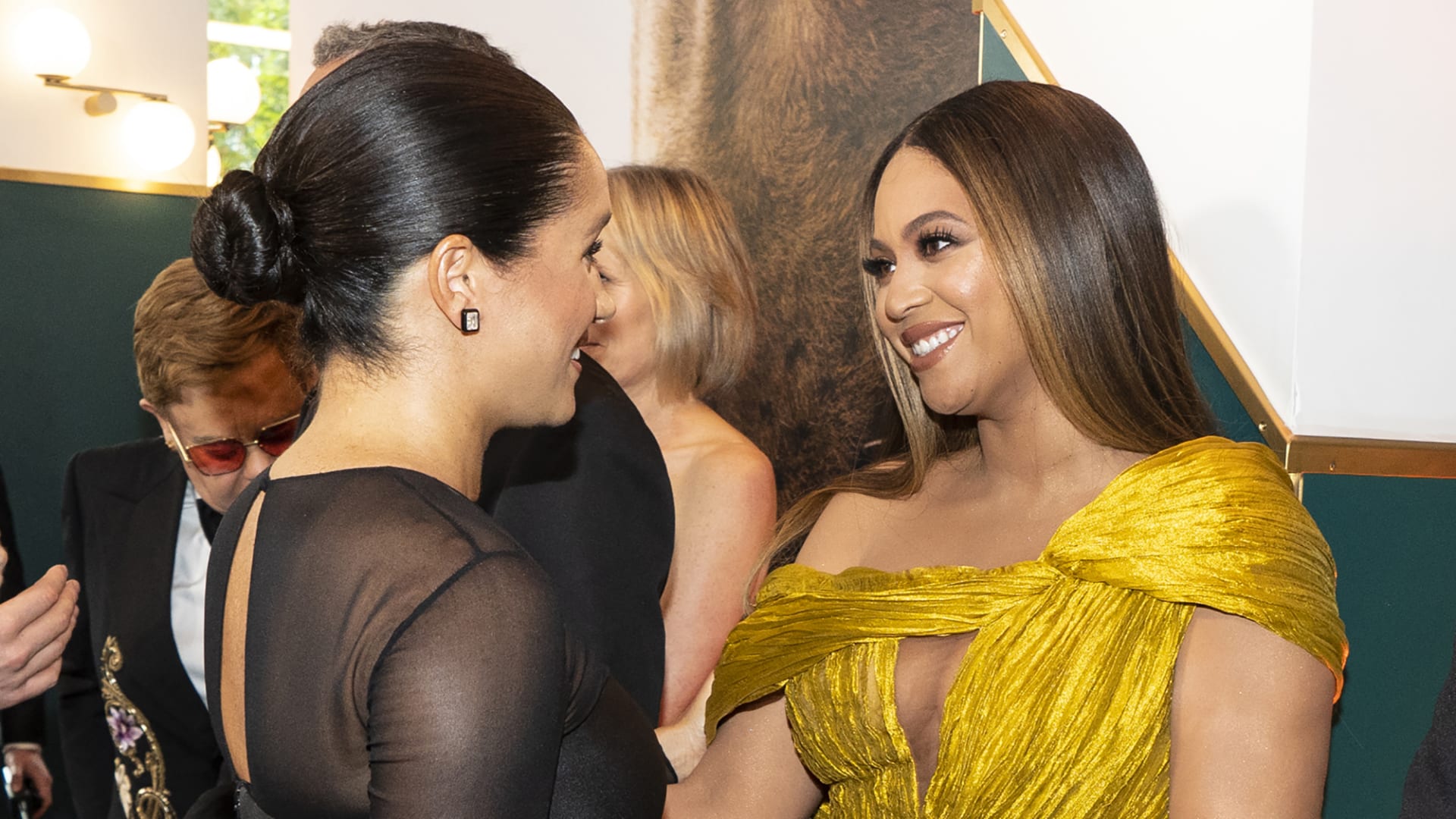 Meghan Markleová a Beyoncé se setkaly na premiéře filmu Lví král v roce 2019.