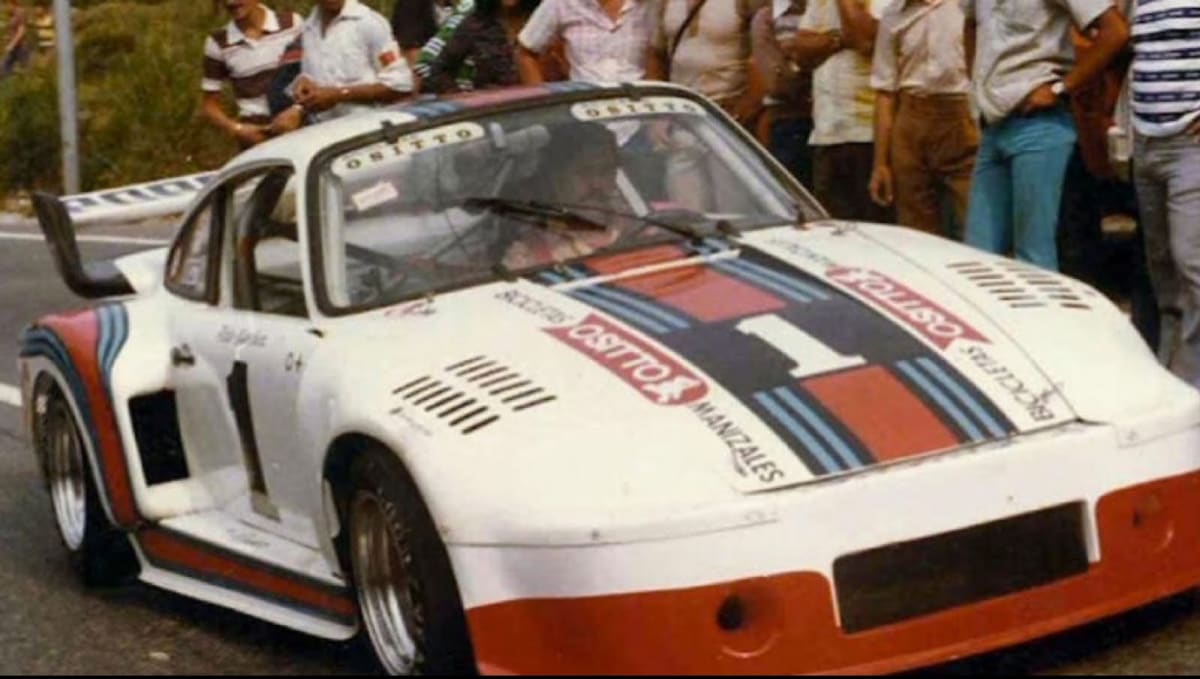 Pablo Escobar v závodním Porsche 911 RSR s karoserií Porsche 935