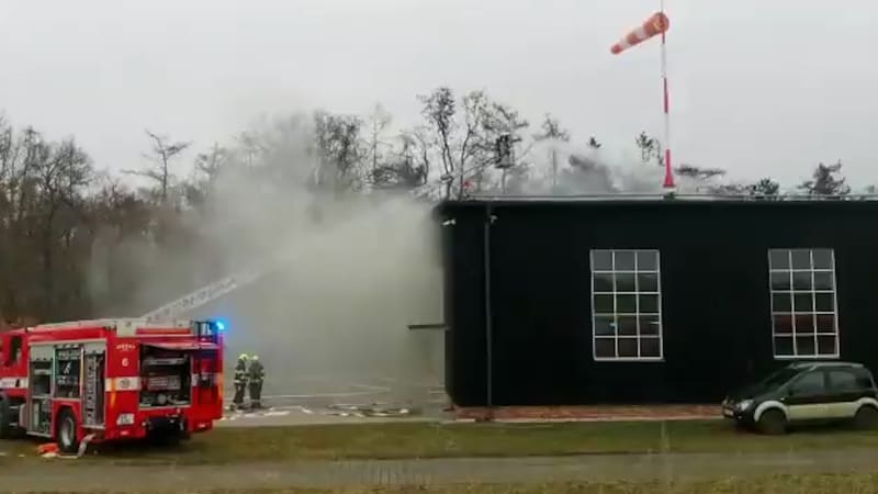 Hasiči zasahují při požáru hangáru na pražském letišti Točná.