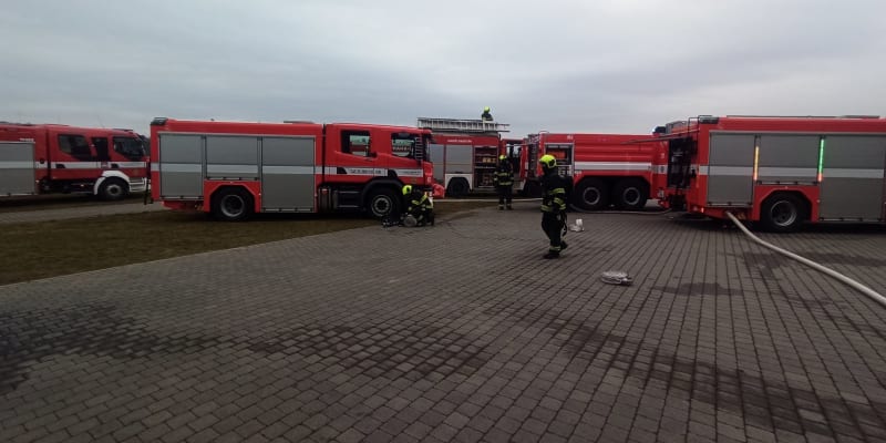 Na letiště v Praze 12 vyrazilo pět profesionálních a sedm dobrovolných jednotek hasičů. 