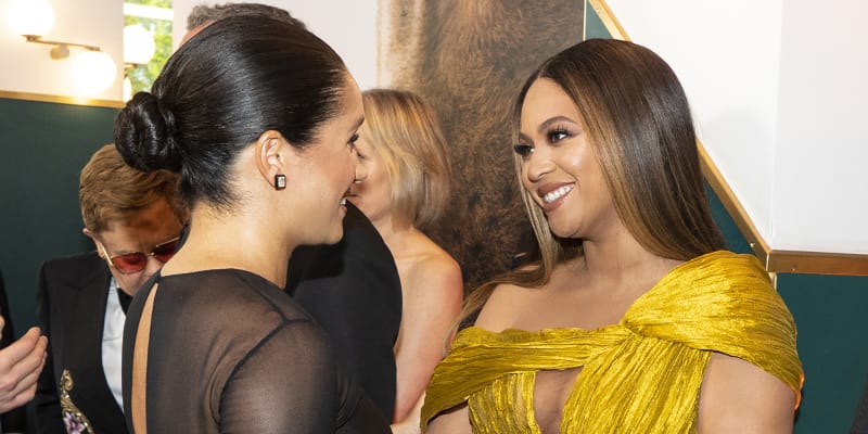 Meghan Markleová a Beyoncé se setkaly na premiéře filmu Lví král v roce 2019.