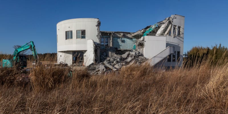 Následky zemětřesení a následné vlny tsunami jsou na domech v okolí Fukušimy patrné stále.