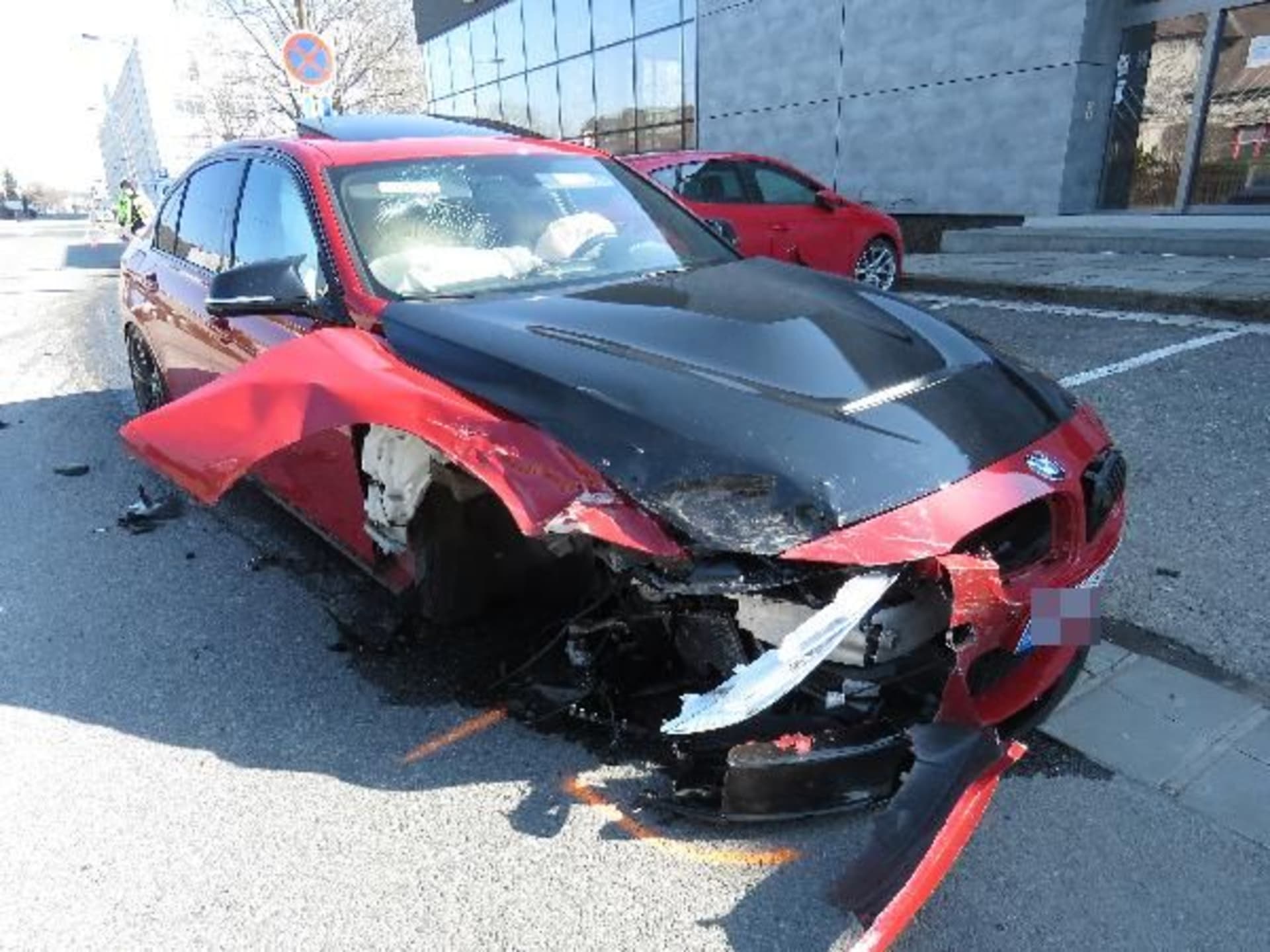 Hromadnou nehodu podle prvotních informací zavinil dvacetiletý řidič BMW.