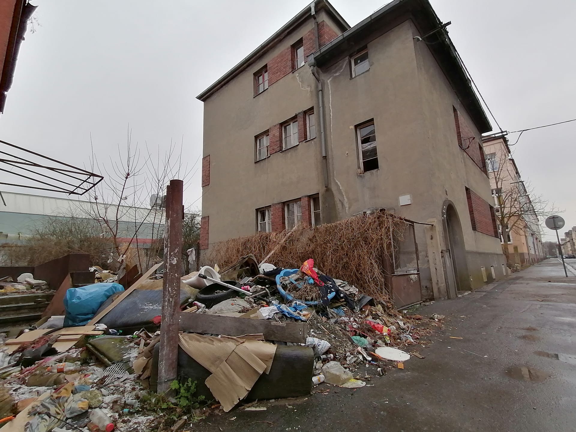 Přístup k domu č. 53 v Božkově ulici v Ostravě, v němž  poslanec Volný ubytovává romské rodiny.