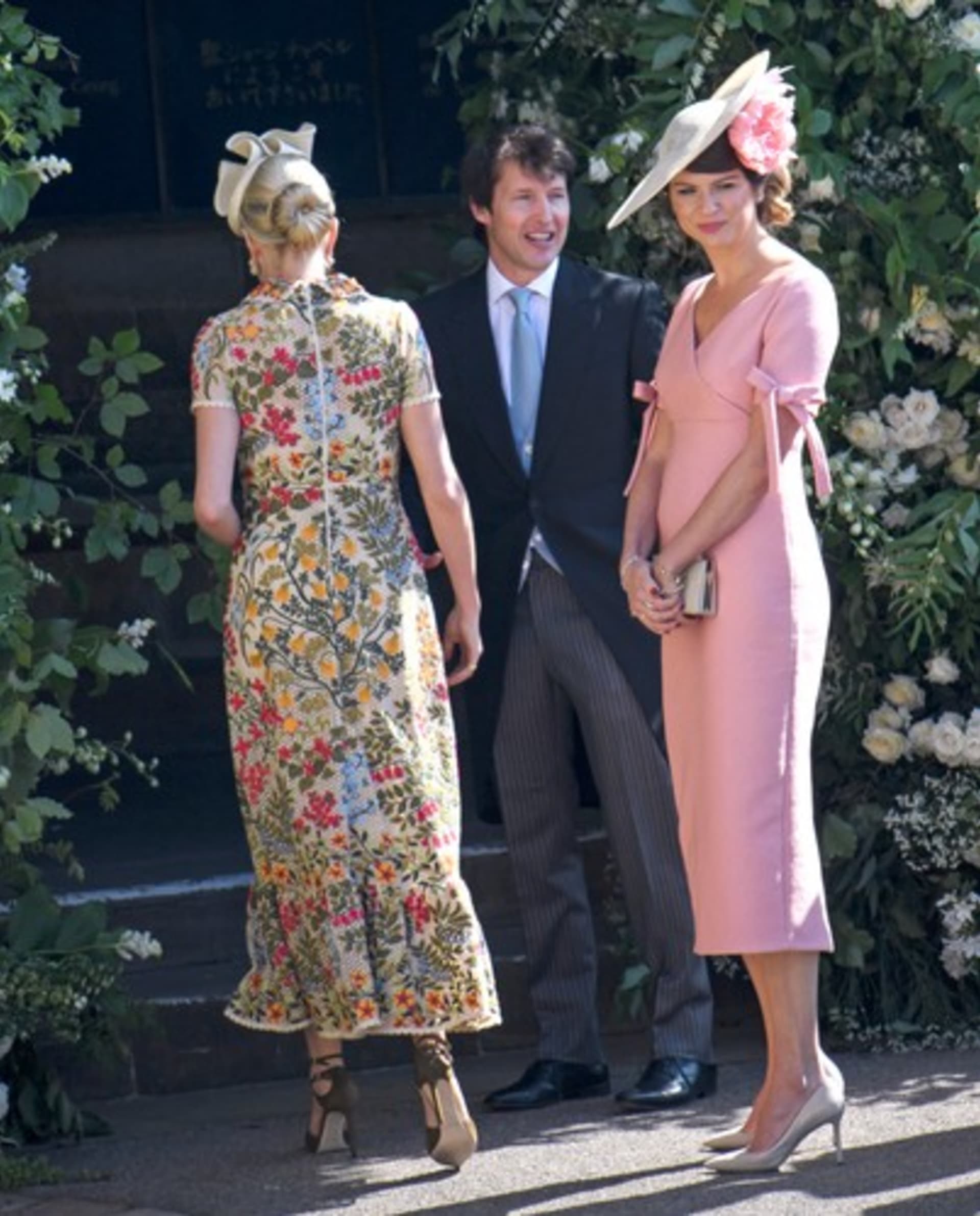 Gabriela Peacock na svatbě prince Harryho a Meghan vedle zpěváka Jamese Blunta.