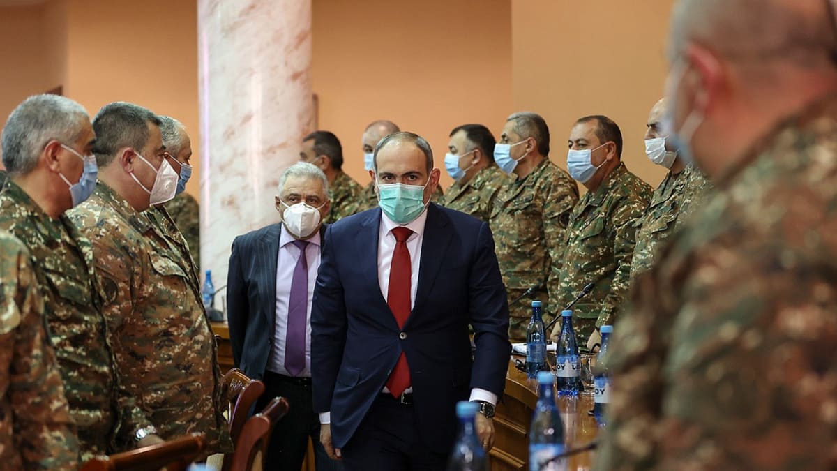Arménský premiér Nikol Pašinjan se setkal s vrchními představiteli armády. 