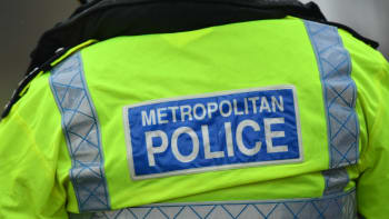 Šokující zpráva o stavu londýnské policie: Nepomáhají, nechrání a na nováčky močí ve sprše