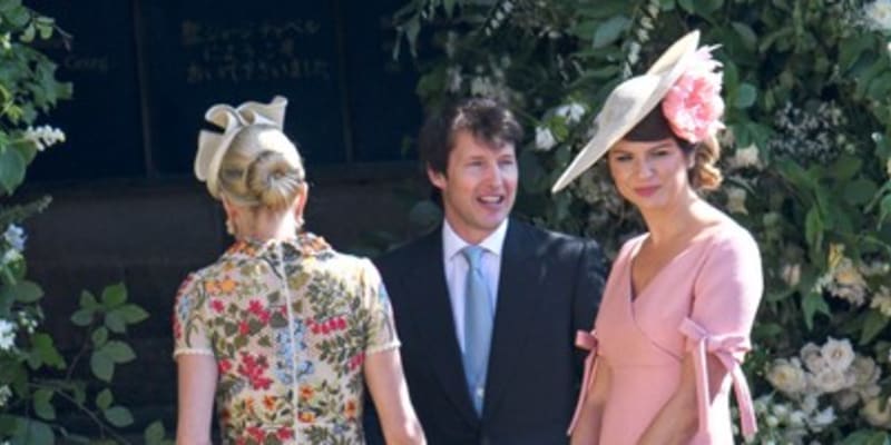 Gabriela Peacock na svatbě prince Harryho a Meghan vedle zpěváka Jamese Blunta.