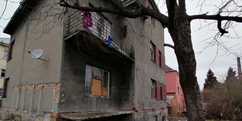Ostrava-Přívoz, v tomto domě v Božkově ulici číslo 53 ubytovává poslanec Volný romské rodiny.