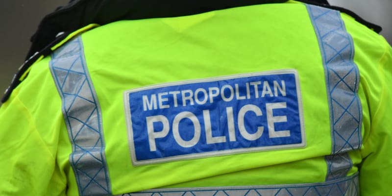 Policie v souvislosti s případem zadržela člena Metropolitní policie, který je nyní ve vazbě.