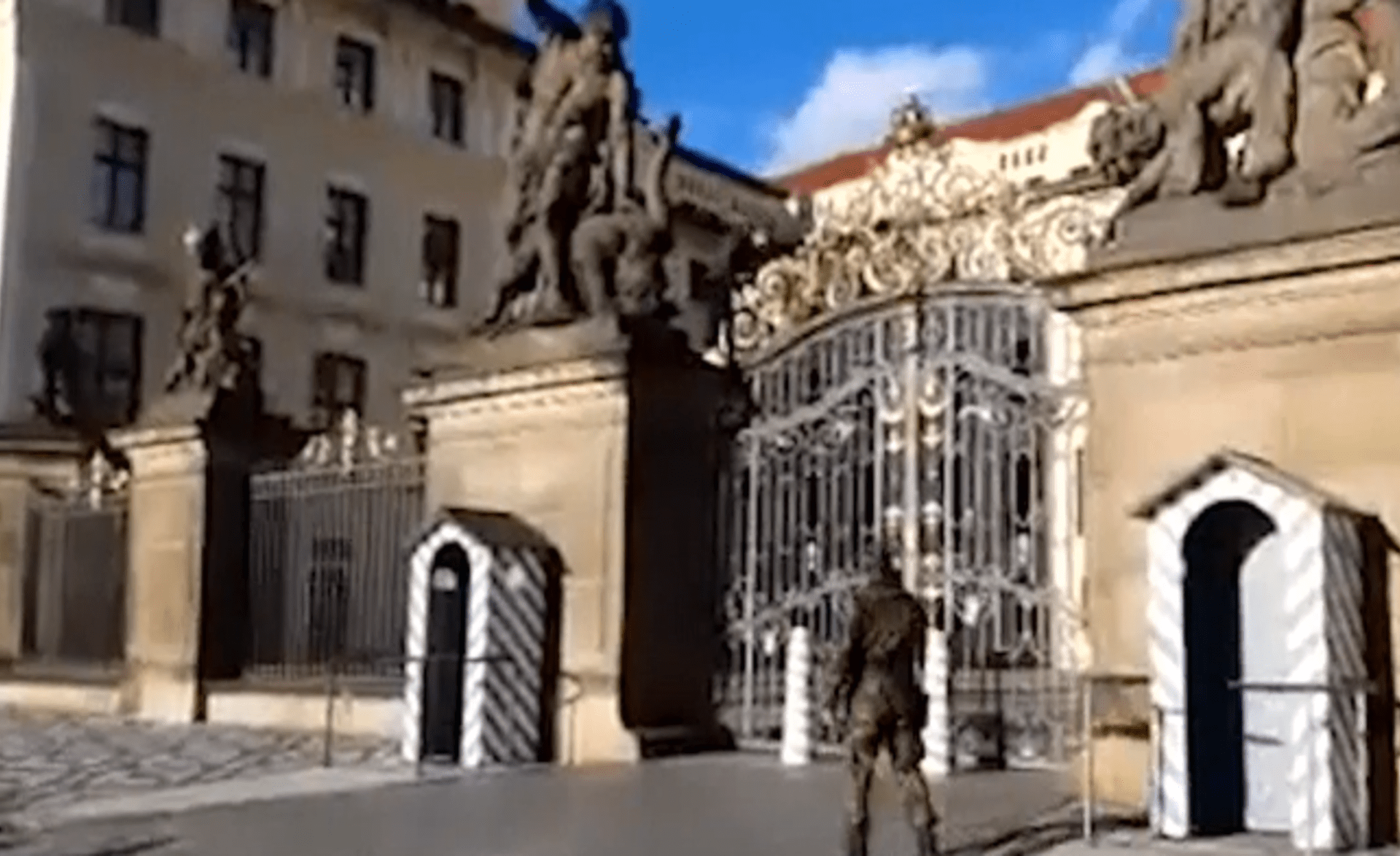 Muž se snažil vniknout do areálu Pražského hradu.