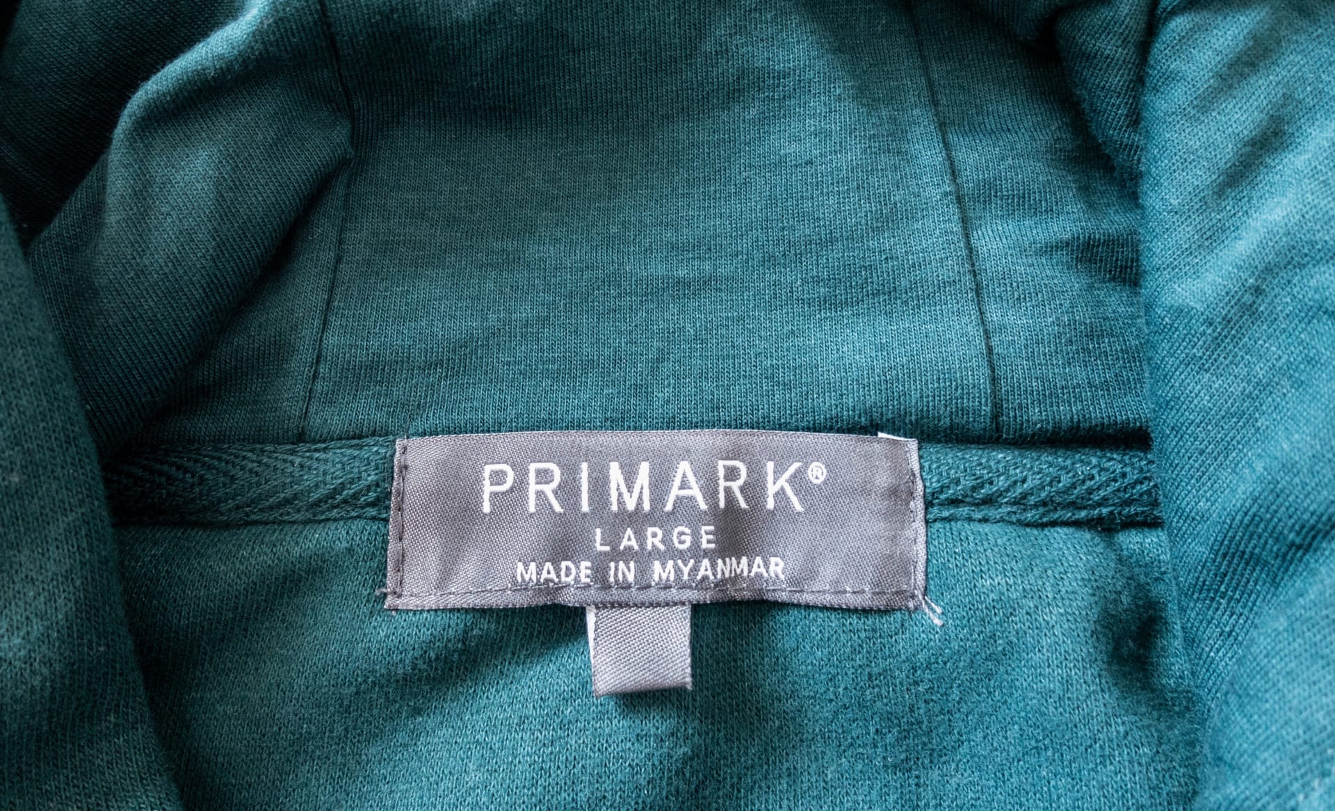 Zaměstnance myanmarské továrny, která dodává oděvy pro Primark, zamkli uvnitř budovy jejich nadřízení.