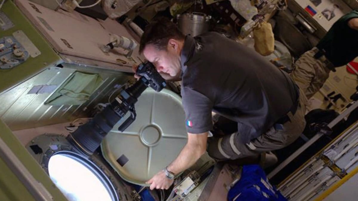 Francouz Thomas Pesquet se do vesmíru podíval před čtyřmi lety. Letos se musel nechat naočkovat proti covidu, aby mohl na ISS odletět s lodí společnosti SpaceX.