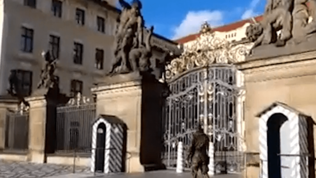 Muž se snažil vniknout do areálu Pražského hradu.