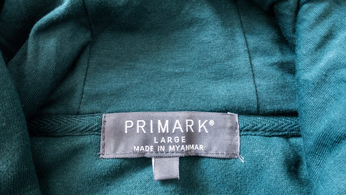 Zaměstnance myanmarské továrny, která dodává oděvy pro Primark, zamkli uvnitř budovy jejich nadřízení.