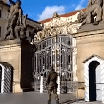 Do uzavřeného areálu Pražského hradu se v sobotu odpoledne pokusil dostat neznámý muž.