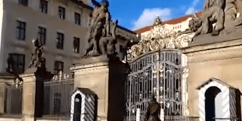 Drama na Pražském hradě. Muži, který chtěl vniknout do areálu, hrozí léta vězení