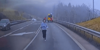 Neuvěřitelné video z Jablonce. Žena vyskočila ze sanitky a chtěla ujet v cizím autě
