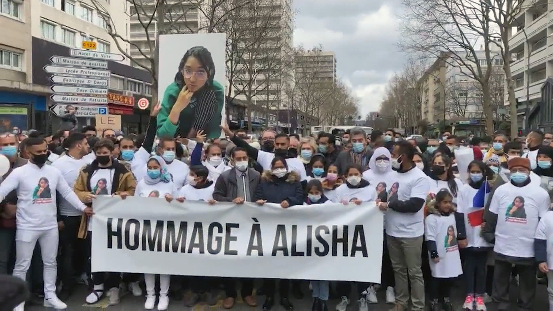 Tisíce lidí uctily památku čtrnáctileté Alishy, kterou zabili spolužáci.