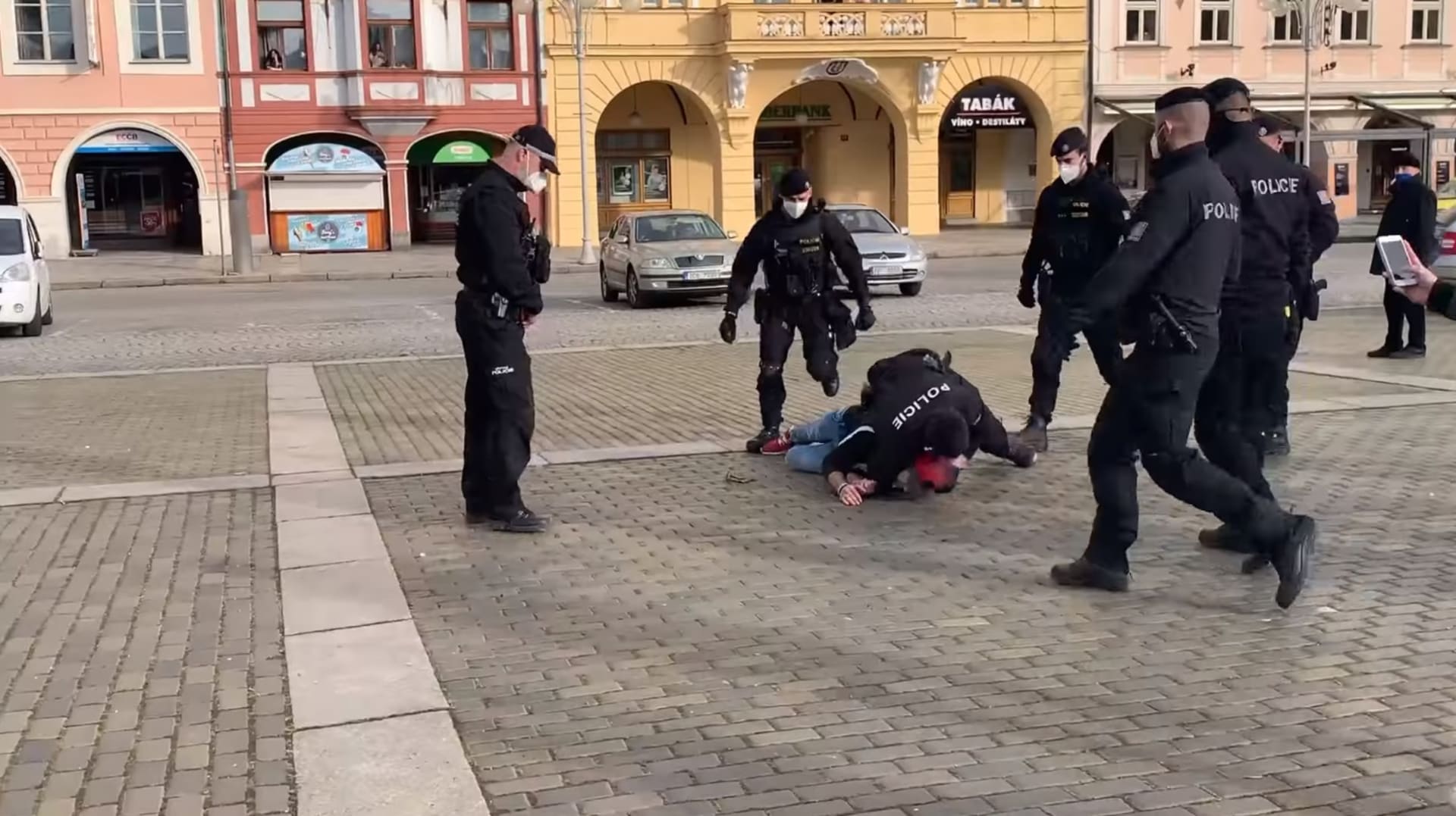 Muž si odmítl nasadit roušku, policista ho zaklekl.