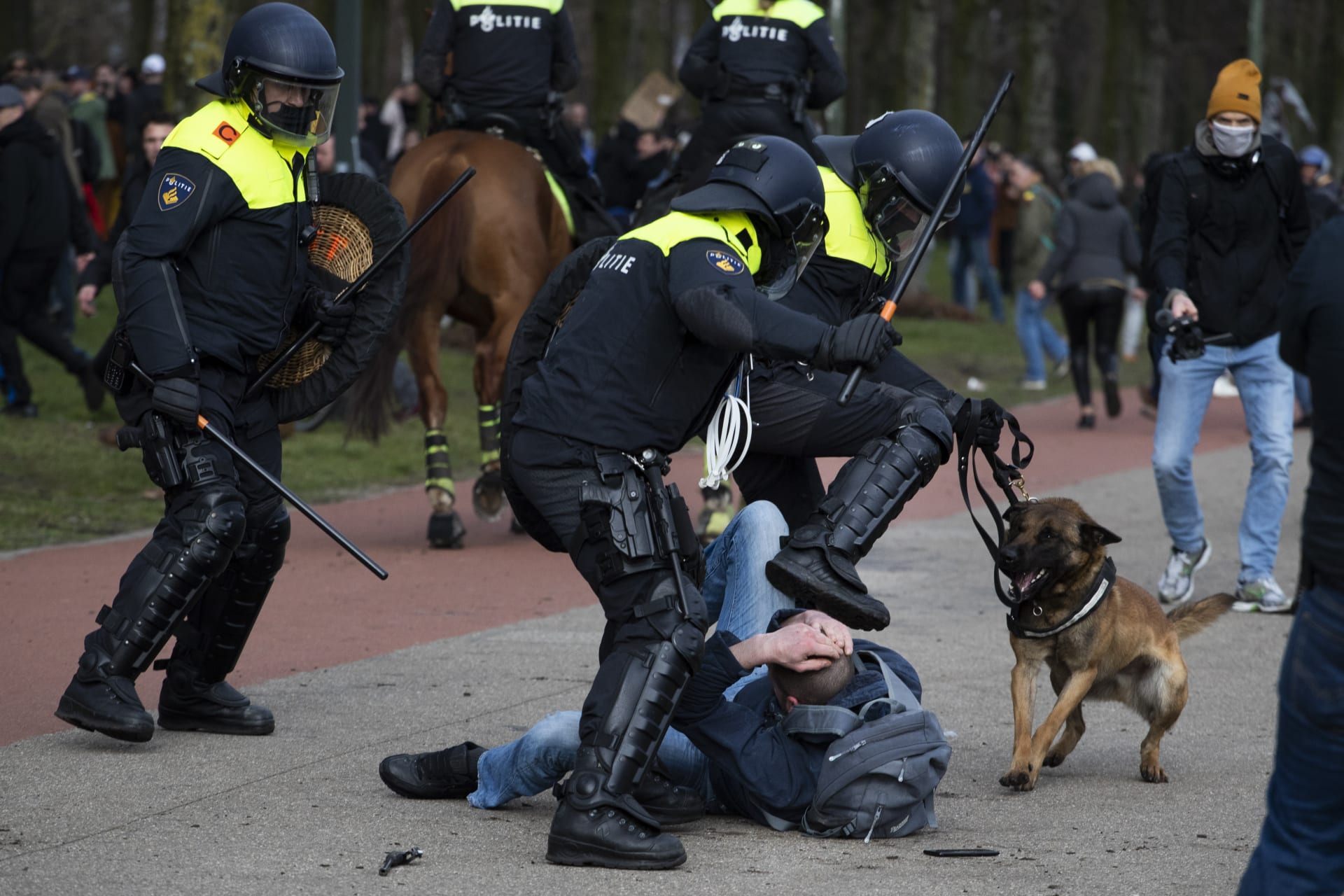 Protesty v Nizozemsku proti lockdownu (zdroj: AP)
