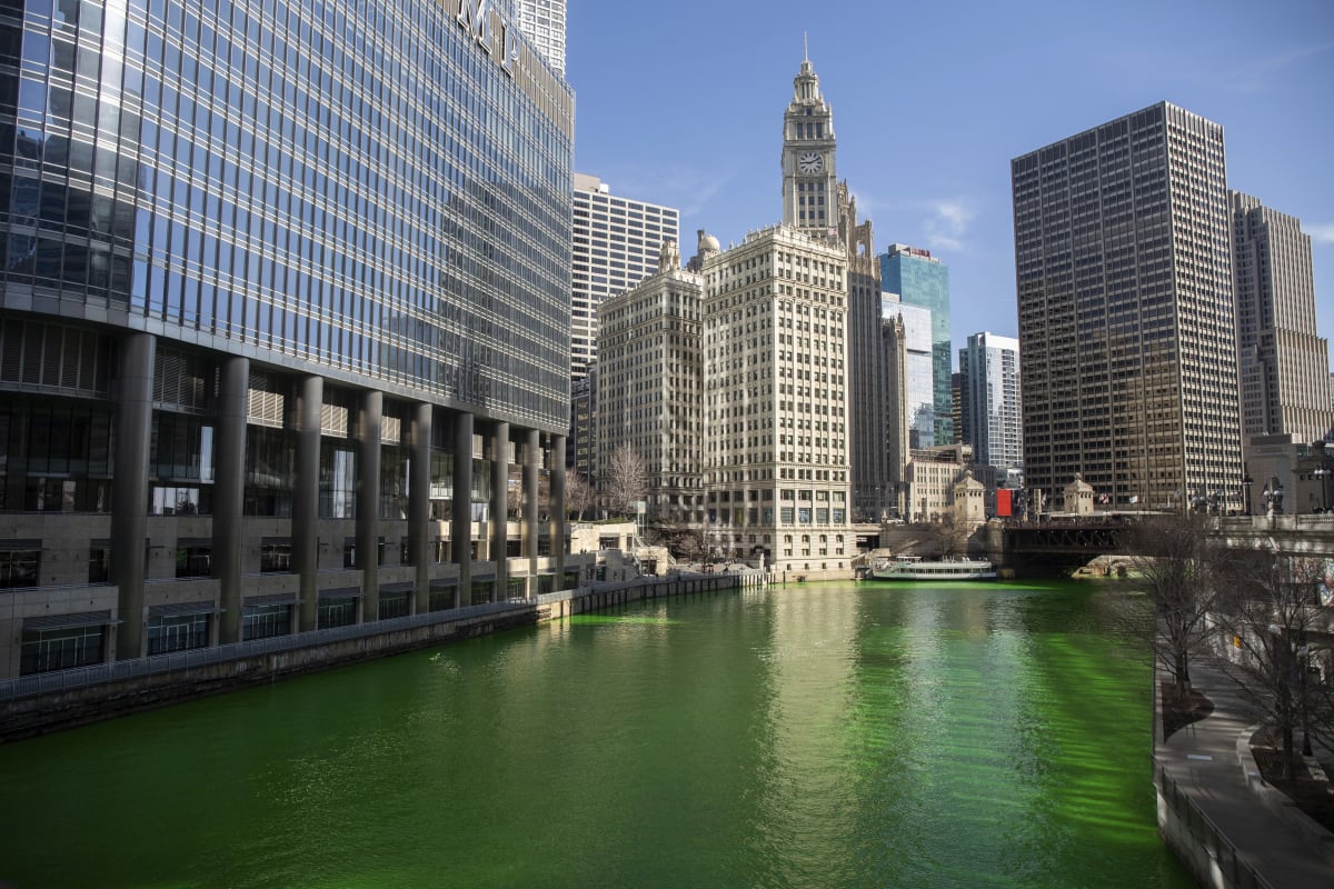 Řeka v Chicagu září zelenou barvou, město slaví Den svatého Patrika.