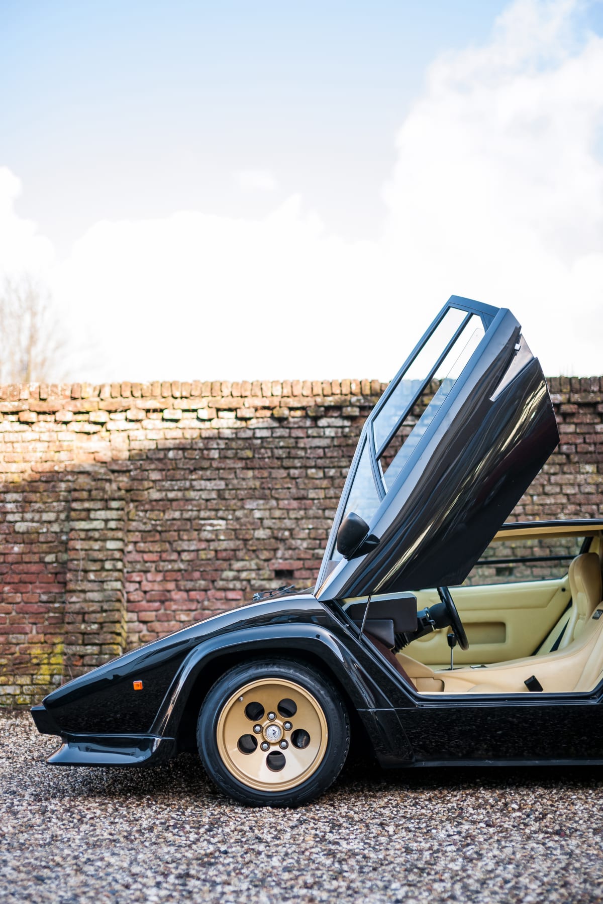 Lamborghini Countach se stalo synonymem supersportovního auta 70. a 80. let. Jezdili jsme "okřídleným" provedením 500 S z roku 1981. Lamborghini Countach  LP 5000 S z roku 1985.