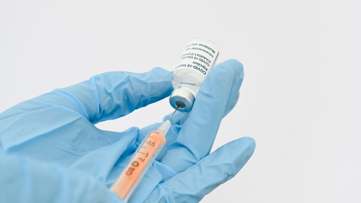Společnost AstraZeneca v neděli oznámila, že zhodnotila údaje o 17 milionech osob z Evropské unie a Británie naočkovaných její vakcínou.