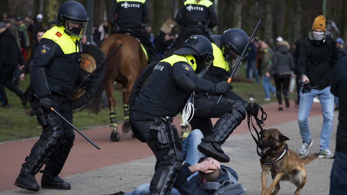 Protesty v Nizozemsku proti lockdownu (zdroj: AP)